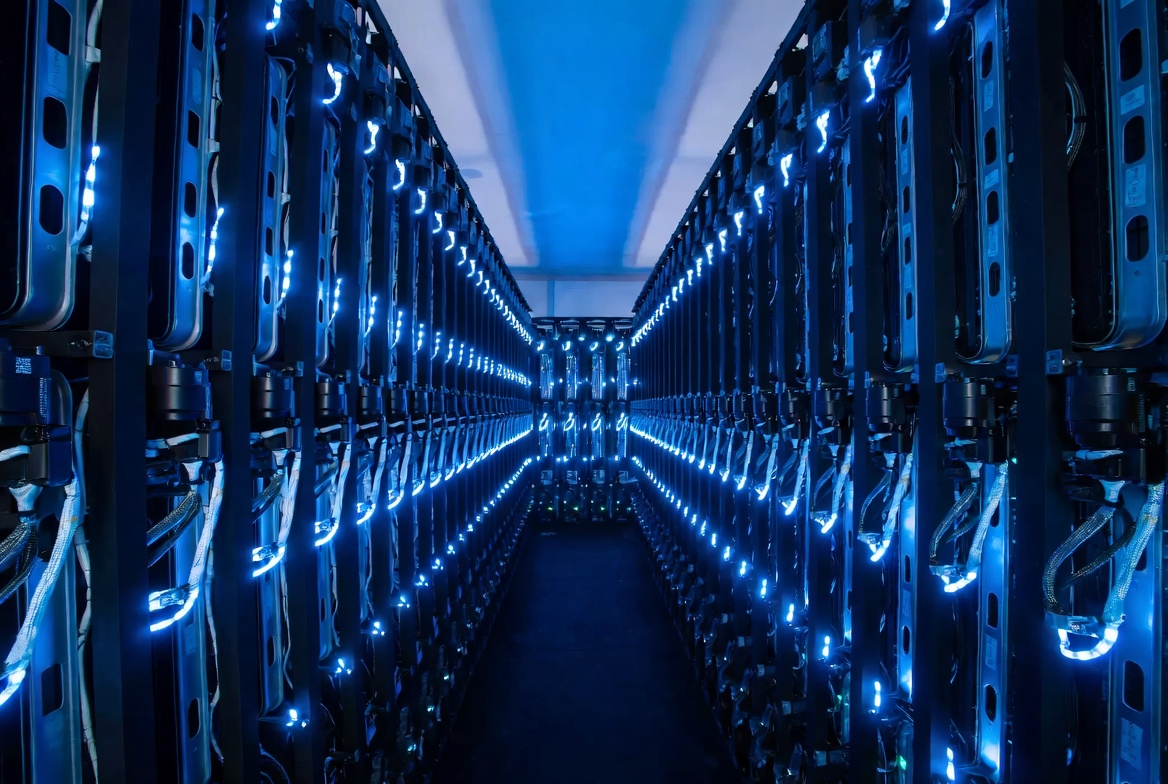 Infraestrutura de tecnologia — servidores e um data center com luzes azuis, representando rede e distribuição.